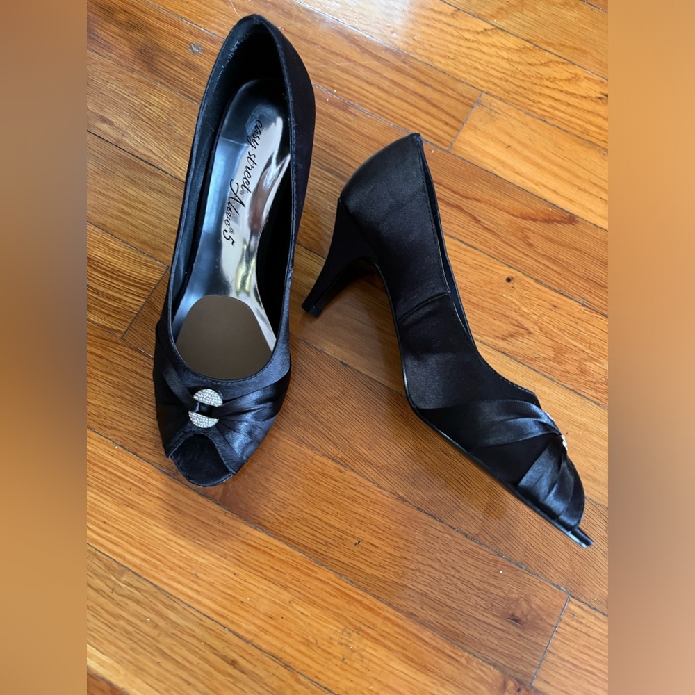 Easy street alive 5 peep toe dressy shoe